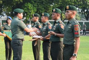 Pangkostrad Berikan Penghargaan Kepada Prajurit dan Persit Berprestasi