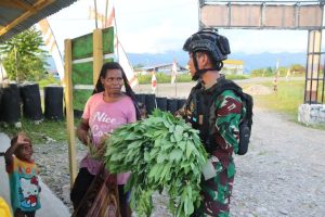 Barter Sayur, Pasukan Pandawa Kostrad Gerakkan Roda Perekonomian Warga Keneyam