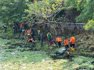 Prajurit Yonif 413 Kostrad Bersama Masyarakat Bersihkan Kali Pepe Surakarta