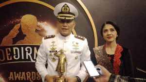 Dengan Memiliki Misi Mencerdaskan Anak-Anak Papua Melalui Kapal Perang KRI Teluk Weda-526 Yang Diubah Jadi Kapal Perpustakaan Terapung, Letkol Laut (P) Ricky Tacoma Sukses Meraih Penghargaan Soedirman Awards 2023 Kategori Tentara Inovatif TNI AL Di Balai Samudera Jakarta