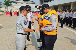 Jasa Raharja DKI Jakarta Serahkan Life Jaket ke Unit Pengelola Angkutan Air Dinas Perhubungan DKI Jakarta