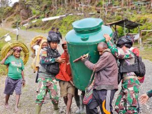 Satgas Yonif 330 Kostrad Bantu Masyarakat Kampung Bilogai Dapatkan Air Bersih