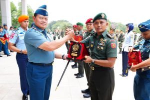Komandan Batalyon Armed 10 Kostrad Terima Penghargaan Dari Panglima TNI