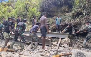 Simbol Pengabdian TNI, Satgas Yonif 433 Kostard Bangunan Jembatan Penghubung Antar-Distrik di Papua