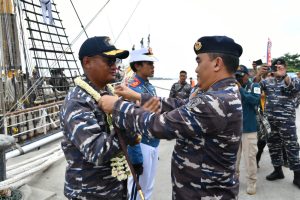 Sang Legenda KRI Dewaruci dan KRI Makassar-590 membawa Taruna AAL Tingkat II Angkatan Ke-71 Berlabuh di Banjarmasin