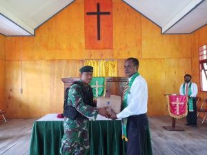 Alkitab Dari Pangkostrad Untuk Gereja di Wilayah Keneyam, Bikin Masyarakat Papua Makin Cinta TNI
