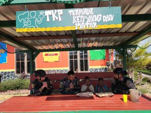 Moment Kebersamaan Prajurit Tri Dharma dan Anak-anak Intan Jaya di Terminal Kenyang Pintar (TKP) Pos Mamba