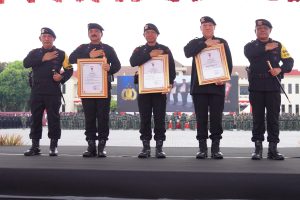 *Penyematan Roda Kompas Tandai Pengangkatan Kasad Jadi Warga Kehormatan Utama Korps Brimob*