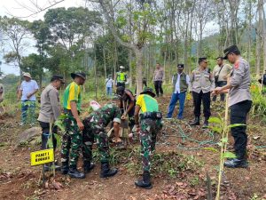 Aksi Nyata Yonif 330 Kostrad Peduli Lingkungan, Tanam Pohon bersama Forkopimcam Cicalengka