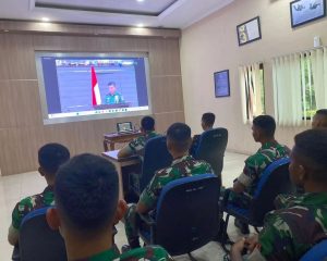 Prajurit Satjar Divif 1 Kostrad Terima Sosialisasi Buku Saku Netralitas TNI