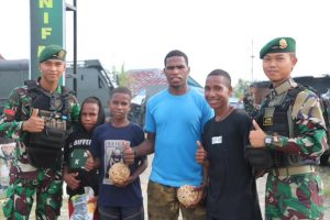 Jalan Kaki 5 Km Dari Rumah, Boby Lokbere Datangi Pos Kotis Satgas 411 Kostrad Langsung Dapat Hadiah