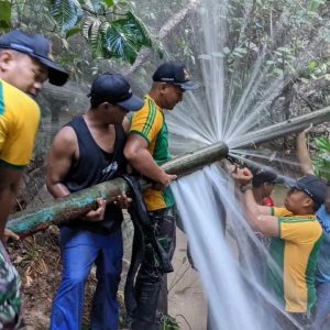 Satgas Yonarmed 10 Kostrad Bantu Warga Perbaiki Saluran Pipa Air Bersih
