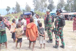 Jumat Berkah Satgas Yonif 330 Kostrad, Bagikan Sembako dan Terpal Untuk Warga Kampung Bazemba