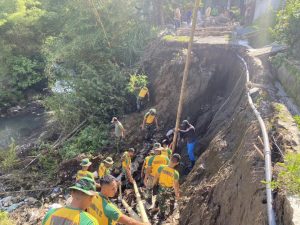 Tingkatkan Kepedulian, Prajurit Yonkes 2 Kostrad Gotong Royong Bantu Perbaikan Jalan Akibat Longsor