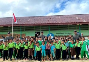 Satgas Yonarmed 10 Kostrad Ajak Hidup Sehat Warga di Perbatasan Melalui Olahraga Jalan Sehat Bersama