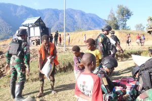Satgas Yonif 330 Kostrad Bagikan Alkitab dan Bantu Bersihkan Gereja di Kp. Holomama