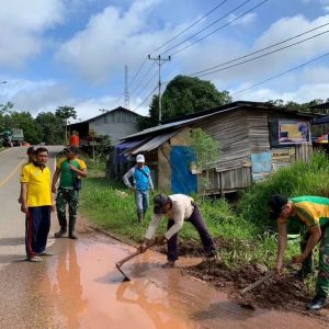 Satgas Yonarmed 10 Kostrad Gelar Karya Bhakti Sabtu bersih di Desa Badau