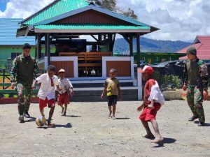Cerianya Anak-anak Intan Jaya, Bermain Bola Bersama Tri Dharma