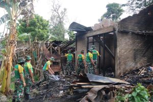 Sigap, Prajurit Yonif 411 Kostrad Bantu Warga Salatiga Bersihkan Material Sisa Kebakaran Rumah