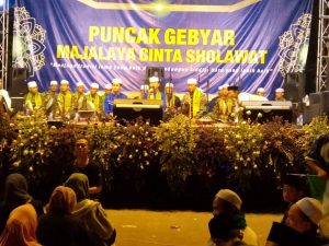 Tim Hadroh “Nadwah Sholawat” Tri Dharma Ramaikan Acara Puncak Gebyar Majalaya Cinta Sholawat