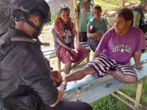 Satgas Yonif 433/JS Kostrad Berikan Bantuan Kesehatan, baik Konvensional dan Alternatif