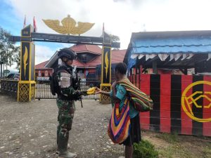 Satgas Yonif 330 Kostrad Gelar BOHAI di Hari Pasar, Efektif Bantu Gerakkan Roda Perekonomian di Intan Jaya