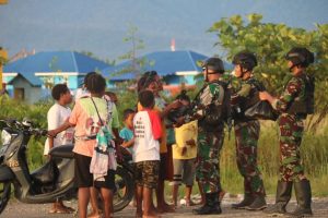 Teror KSTP Hilang, Pos Pasukan Pandawa Kostrad di Keneyam Gelar “Ngopi Santuy” Bareng Warga