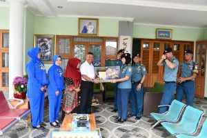 Peringati Hari Armada RI Tahun 2023, Komandan Lanal Bandung Anjangsana Ke Pangkoarmabar Laksamana Madya TNI (Purn) Achmad Taufiq Rochman