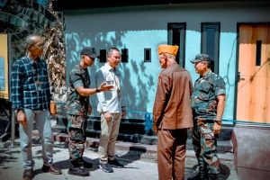 Batalyon Zeni Tempur 10/JP/2 Kostrad Memperbaiki Rumah Tidak Layak Huni (RTLH) Rumah Bapak Darman (Veteran TNI)
