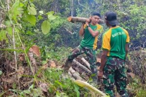 Satgas Yonarmed 10/Bradjamusti Kostrad bersama warga Gotong Royong Perbaiki Jalan Rusak