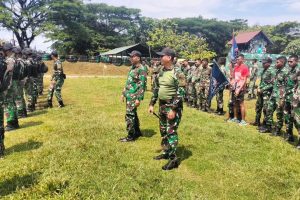 Komandan Brigif 20/IJK Meninjau Langsung Pelaksanaan Ton Tangkas Materi Menembak