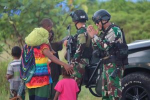 Awali Bulan Desember Penuh Cinta Damai, Satgas Mobile Yonif 411 Kostrad Gelar Pos Senyum