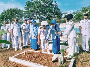 Danlanal Bintan Pimpin Upacara Ziarah Tabur Bunga di TMP Trikora Dalam Rangka Hari Armada RI Tahun 2023