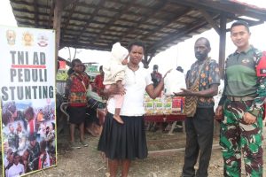 Desember Penuh Cinta Ala Satgas Yonif 330 Tri Dharma, Bagikan Paket Tambahan Gizi, Tekan Angka Stunting di Intan Jaya