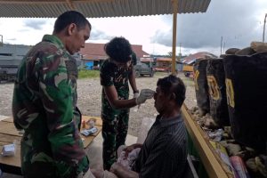 Aksi Cepat Tim Kesehatan Pandawa Kostrad Lakukan Pertolongan Pertama Pada Warga Yang Mengalami Kecelakaan