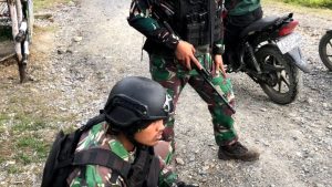 Satgas 330 Kostrad Laksanakan Sweeping di Jalan Trans Sugapa, Berhasil Amankan Puluhan Miras Ilegal