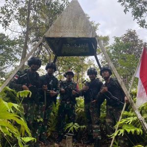 Satgas Pamtas Yonarmed 10 Kostrad Patroli Patok Perbatasan Indonesia-Malaysia
