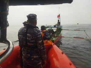 Lanal Bengkulu Evakuasi Perahu Nelayan Tradisional Yang Mengalami Rusak Mesin di Laut