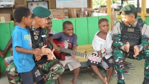 Potret Keceriaan Anak-Anak Papua dan Personel Satgas Mobile Yonif 411 Kostrad
