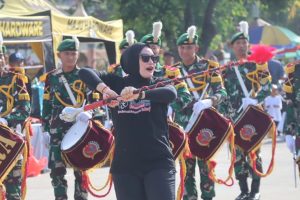 Aksi Drumband Yonif 501 Kostrad Hibur Ribuan Masyarakat Kota Madiun