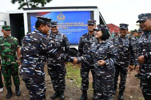 Komandan Lanal Bandung Dampingi Kasal Gelar Bakti Sosial dan Bakti Kesehatan TNI AL