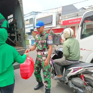 Bentuk Rasa Peduli Kasih Prajurit dan Persit Yonif 320 Kostrad