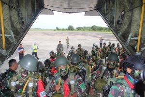Pasukan Lintas Udara Mengulang Sejarah Penerjunan Perebutan Kota Dili Timor Timur Pada 7 Desember 1975