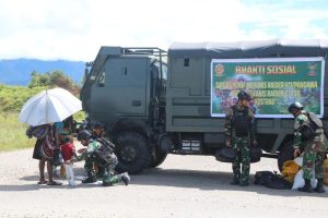 Dapat Baju Baru Dari Pasukan Pandawa Kostrad, Warga Keneyam Senang Bukan Main