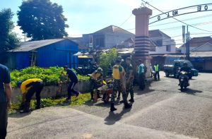 Sinergitas Yonkes 2 Kostrad Bersama Muspika dan Masyarakat Karangploso Laksanakan Karya Bakti