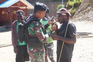 Momen Keseruan “Taghuya Nuya” Ngadu Bako Tri Dharma Bersama Masyarakat Intan Jaya
