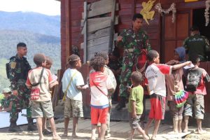 Ajarkan Filosofi Hidup Pesawat Kertas, Satgas Yonif 330 Kostrad Motivasi Anak-Anak Gapai Mimpi Dengan Keberanian