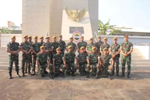 Batalyon Armed 6 Kostrad Ziarah dan Tabur Bunga di TMP Panaikang Makassar