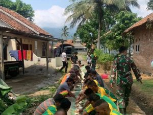 Yonif 320 Kostrad dan Puluhan Warga Masyarakat Bergotong Royong Membersihkan Drainase