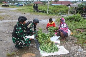 Senyum Mama Papua, Lapak Dagangan di Borong Prajurit Satgas Mobile Yonif 411 Kostrad